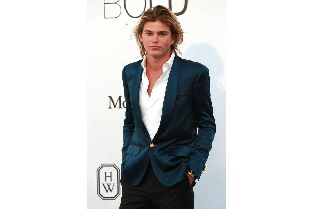...Male-Models wie Jordan Barrett sehen damit ziemlich heiß aus. Ein wenig Surferboy hat schließlich noch niemandem geschade...