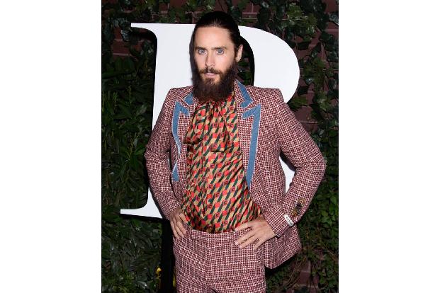 ...Jared Leto. Bei letzterem sticht zwar derzeit sowieso eher der Bart ins Auge, aber so ein Man Bun geht anscheinend wirkli...