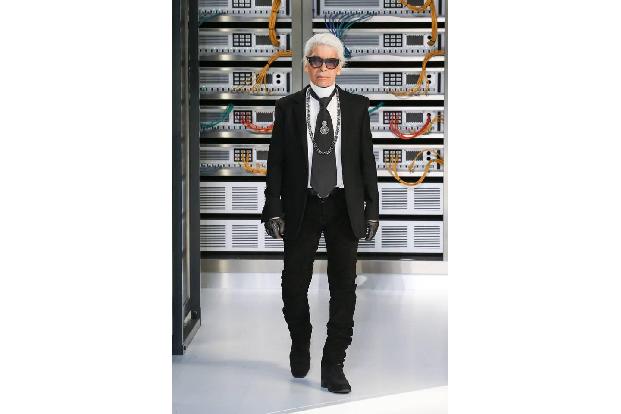 ...berühmteste Vertreter dieses Looks ist Karl Lagerfeld. Der Designer ohne seinen langen Zopf wäre wohl undenkbar, denn DAS...