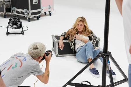 Nach der erfolgreichen Schuhkollektion von Deichmann zur Frühjahr/Sommer-Saison 2017 legt Ellie Goulding wieder nach: Für de... Nach der erfolgreichen Schuhkollektion von Deichmann zur Frühjahr/Sommer-Saison 2017 legt Ellie Goulding wieder nach: Für de...
