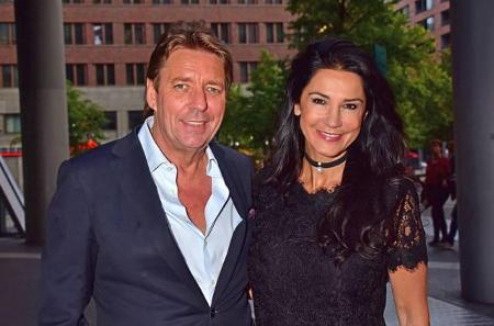 Das Geburtstagskind Peter Wolf hatte am Mittwochabend allen Grund zum Lachen, sein Ehrentag wurde schließlich gefeiert. Doch... Das Geburtstagskind Peter Wolf hatte am Mittwochabend allen Grund zum Lachen, sein Ehrentag wurde schließlich gefeiert. Doch...