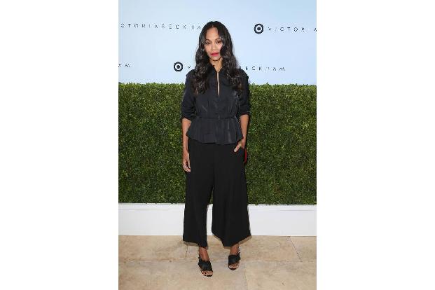 ...nicht das Problem, dass die Trendhosen ein paar vermeintliche Kilos auf die Hüften schummeln. Zoe Saldana hingegen fällt ...