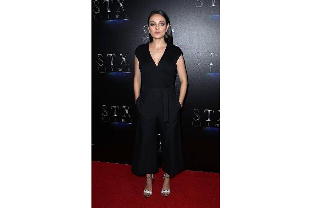 ...Mila Kunis setzte das um: Das Bein wird optisch mit High Heels gestreckt und hebt so die Dreiviertel-Länge der Hose auf. ...