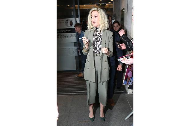 ...Katy Perry einst ihre Hochwasserhose ebenso klug kombinierte: Durch das lange, taillierte Sakko schaffte sie sich eine sc...