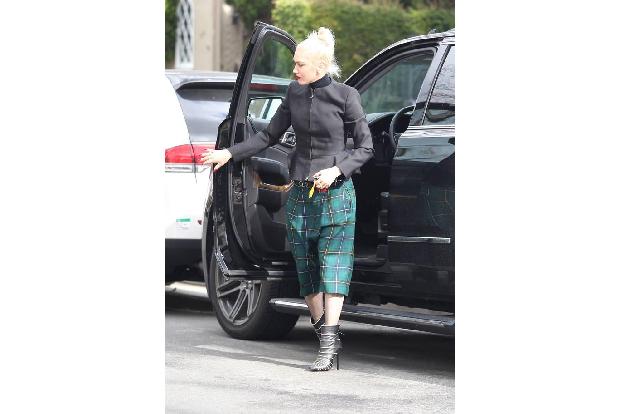 ...manchen Stars ist es auch schlichtweg egal, ob sie an der Hüfte dank Culottes etwas mehr Volumen haben. Gwen Stefani geht...