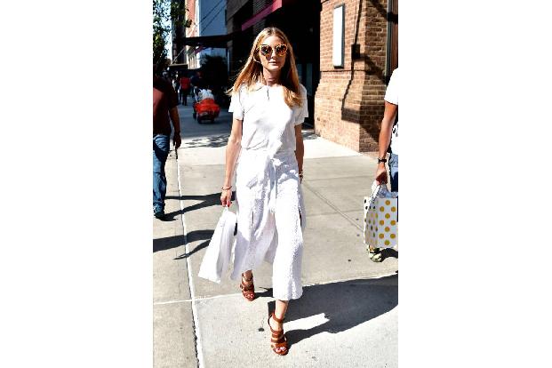 ...Olivia Palermo? Die Fashionista der Fashionistas schaffte es natürlich sogar in einer weißen Culotte schlank auszusehen. ...
