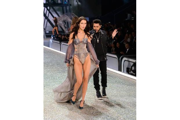 ...Models begegnen ihrem Exfreund auf dem Laufsteg. So passiert bei Bella Hadid und The Weeknd bei der Victoria's Secret Fas...
