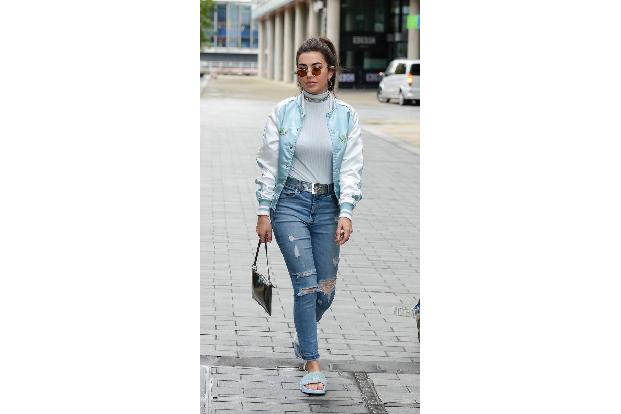 Charli XCX ist ja modisch eindeutig schmerzbefreit. Da wundert es auch nicht, dass sie vor Kurzem ihre wunderbaren Pelz-Pusc... Charli XCX ist ja modisch eindeutig schmerzbefreit. Da wundert es auch nicht, dass sie vor Kurzem ihre wunderbaren Pelz-Pusc...