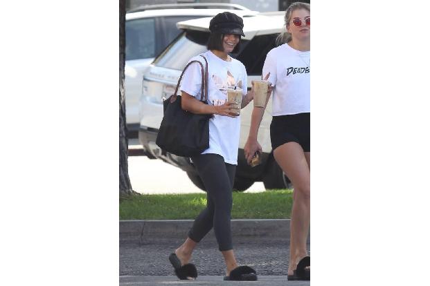 ...Vanessa Hudgens tragen sie schließlich auch und immer. Und das wirklich gern. Man sollte sich also an den Anblick von Fur...