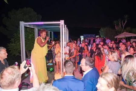 ...den Klängen eines Weather Girls zu lauschen. Ingrid Arthur heizte der feierwütigen Meute auf Mallorca ordentlich ein. Ein...
