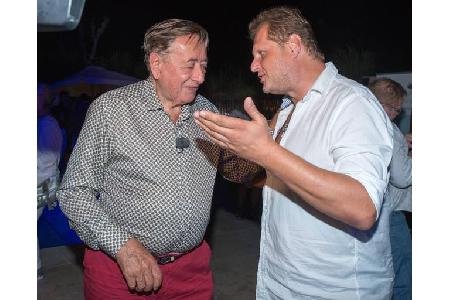 ...quatschte lieber mit Richard Lugner - Jens Büchner schien Mörtel aber ebenfalls gut zu unterhalten. Hatte der etwa genug ...
