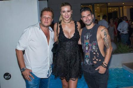 ...wollte dann aber auch noch auf ein Bild mit Malle-Jens und Oliver-Kahn-Ex Verena Kerth. Hatte Richard Lugner also ausgedi...