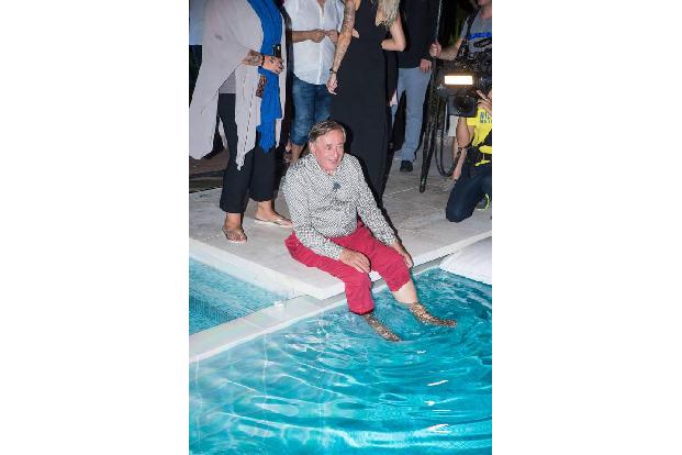 ...zufrieden am Beckenrand aus. Manchmal ist ein Pool einfach alles, was man braucht, um einen schönen Abend zu haben...