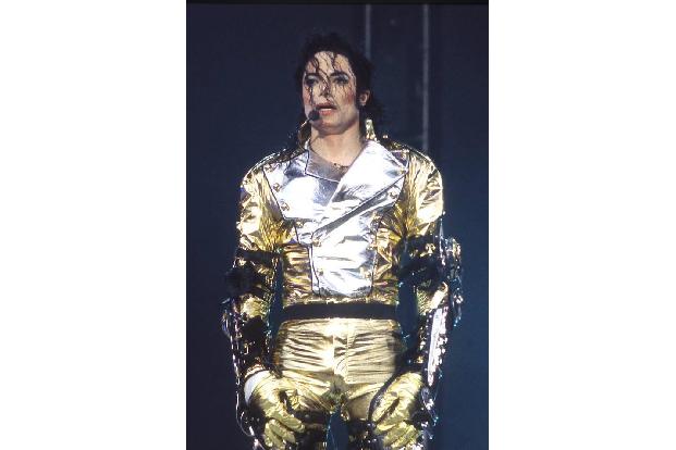 ...sie den King of Pop mit ihren Charthits meilenweit schlagen. Der 2009 verstorbene Michael Jackson war in seinem Leben sch...