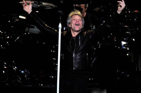 ..drei Mal weniger als die Amigos! Doch noch ein anderer sieht gehen das Schlagerduo richtig alt aus. Die Band Bon Jovi um F...