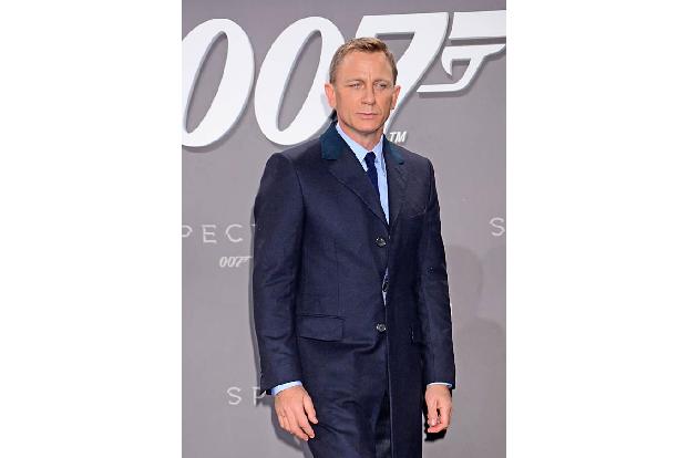 Am Dienstagabend wurde es tatsächlich bestätigt: Daniel Craig hängt seinen Job als James Bond nun doch nicht an den Nagel un... Am Dienstagabend wurde es tatsächlich bestätigt: Daniel Craig hängt seinen Job als James Bond nun doch nicht an den Nagel un...