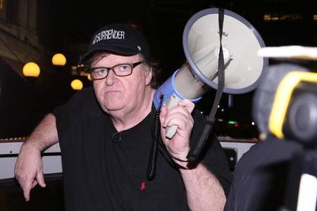 Michael Moore wollte am Dienstag nach seiner Broadway-Show mit Mark Ruffalo eigentlich nur einen Bus mieten und damit 200 Me...