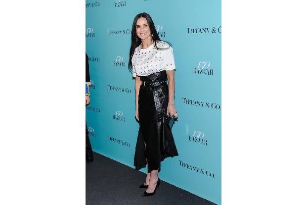 ...Demi Moore lieferte ein wenig Abwechslung, indem sie ein langes Modell mit einem mit Nietenlöchern besetzten Oberteil tru...