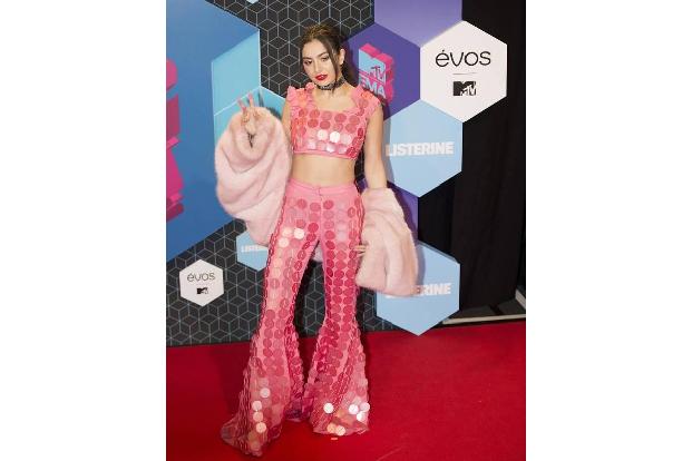 ...bis vor Kurzem bezeichnen. Wie eben erst im vergangenen Herbst, als sie in diesem Pailetten-Ungetüm bei den MTV Europe Mu...