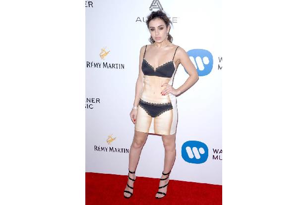 ...hatte sich Charli XCX nur eine Sache in den vergangenen Jahren niemals getraut: Nackt über den roten Teppich zu laufen. A...