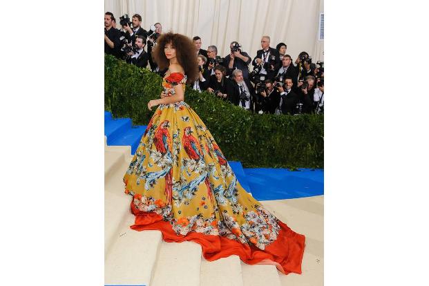 ...ist Céline nicht die einzige prominente Kundin des Star-Stylisten. Zendaya schritt beispielsweise nicht ohne Grund bei de...
