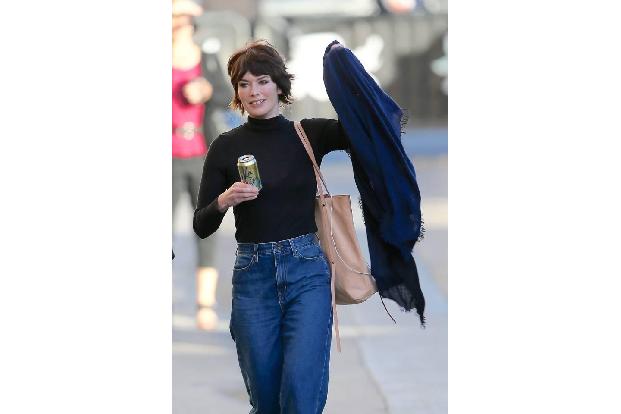 ...ihre Serienkollegin Lena Headey aka Cersei Lennister/Baratheon, dass man durch einen Rollkragenpullover gut vor der Kälte...