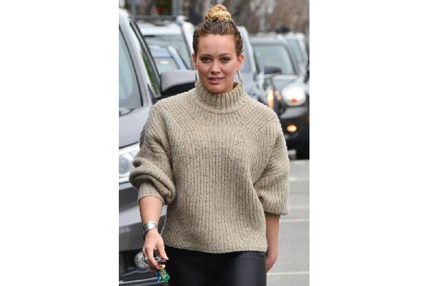 ...Hilary Duff? Denn so ein Rollkragenpullover kann schnell bieder und konservativ wirken - manchmal ist das Absicht, doch...