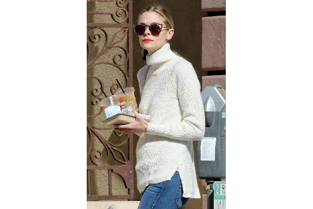 ...keine Lust - wie Jaime King -, muss man eben mit Lippenstift und Accessoires einen Hingucker erzeugen. Egal wie, egal wo,...