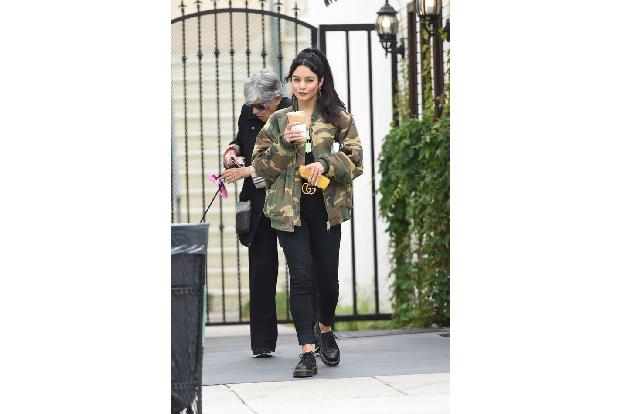 ...jüngeren Kolleginnen wie Vanessa Hudgens gemeinsam: Die neu endeckte Vorliebe zu Camouflage. Egal wo, egal wie, das Muste...