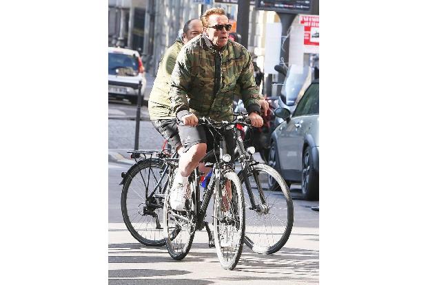 ..erwartet man solch ein Fashion-Statement von einem Actionstar wie Arnold Schwarzenegger, doch der 'Terminator' ist damit w...