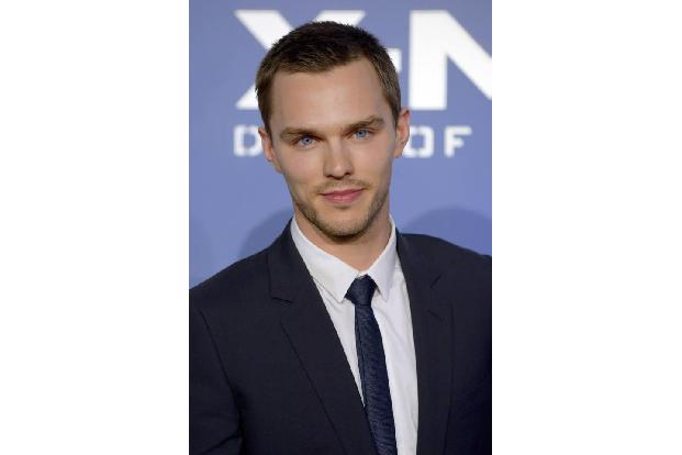 ...sehen wir Nicholas Hoult wieder, der schon seit 2011 als Beast mit dabei ist und sich keinen besseren Kollegen als den De...