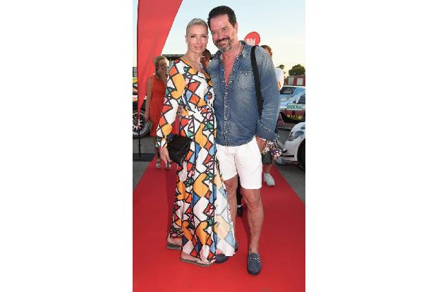 ...man zuerst hinblicken sollte. Alex Jolig führte seine Frau Britt ebenso aus. Doch der Ex von Jenny Elvers war nicht der e...
