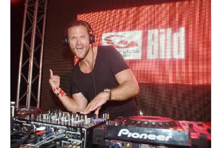 ...an diesem Abend alleine: Paul Janke. Der hatte aber dafür eine innige Beziehung zu seinen Decks. Als DJ sicher auch nicht...