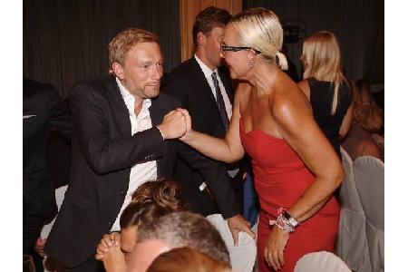 ...prächtig zu unterhalten schien - ob es nun FDP-Chef Christian Lindner und Natascha Ochsenknecht waren, die man erspähen k...
