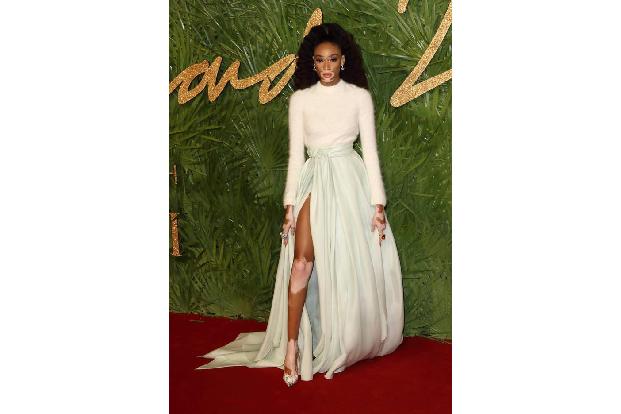 ...machte es zweifelsfrei ihre Kollegin: Winnie Harlow in einem Traum aus pastellfarbener Seide und Kashmir, was will man me...