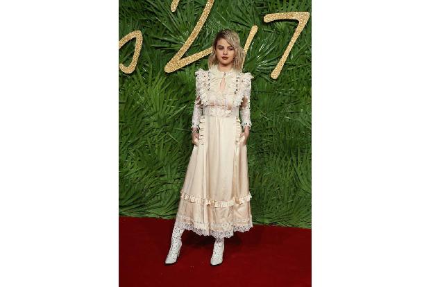 ...Looks wie jenen von Selena Gomez. Eine weiße Gothic-Queen gefällt eventuell nicht jedermann. Doch wer nicht wagt, der nic...