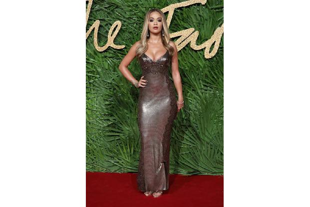...hat allerdings das Kleid von Rita Ora nicht mit seiner Trägerin. Hauteng und doch glänzend? Etwas zu viel des Guten. Dass...