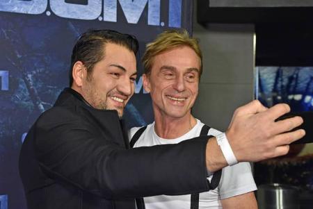 ...dann musste ein Selfie auch noch sein. Aber ohne ein Foto geht wohl heutzutage niemand mehr nach Hause. Feucht fröhlich...