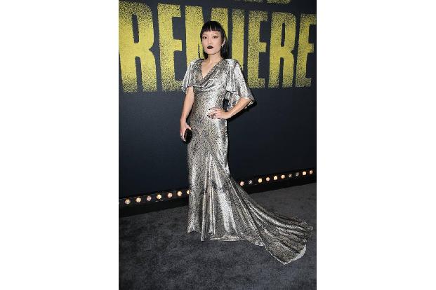 ...setzte bei der Premiere von 'Pitch Perfect 3' auf den Schimmer-Look. Ihr Outfit sticht jedoch aufgrund der Kombination mi...