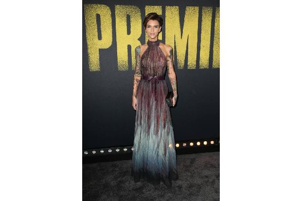 ..., aber deshalb nicht weniger schön, erschien Ruby Rose auf dem roten Teppich. Ihr Kleid erinnert irgendwie an die Tattoos...
