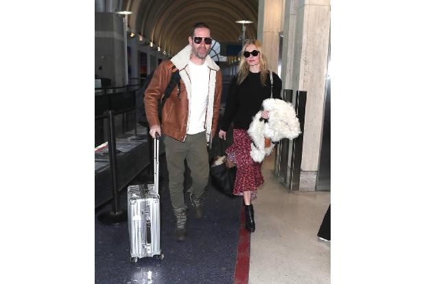 Stilsicher einen Langstreckenflug hinter sich bringen, das geht! Kate Bosworth und ihr Mann Michael Polish waren das perfekt... Stilsicher einen Langstreckenflug hinter sich bringen, das geht! Kate Bosworth und ihr Mann Michael Polish waren das perfekt...