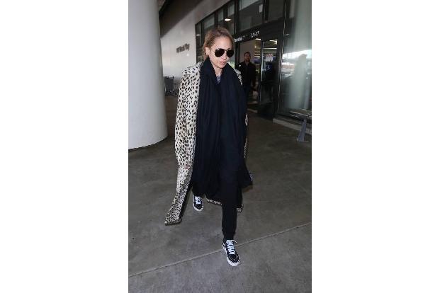 ...aufgrund der fehlenden Paparazzi mal getrost weglassen können. Doch an den langen Mänteln wie der von Nicole Richie könnt...