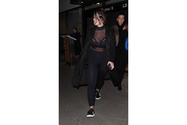 ...wollte Plus-Size-Model Ashley Graham auch im Flugzeug auf ein wenig Sexappeal nicht verzichten. Der kam aber nicht durch ...