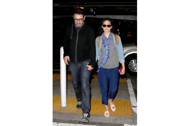 ...weite Hosen zu flachen Schuhen. Zumindest dann, wenn man Emmy Rossum heißt. Ihr Mann Sam Esmail entschied sich für den eh...