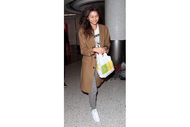 ...der aber richtig toll aussehen kann, bewies mal wieder Zendaya. Dieser Star ist modisch einfach unschlagbar. Knapp dabei...