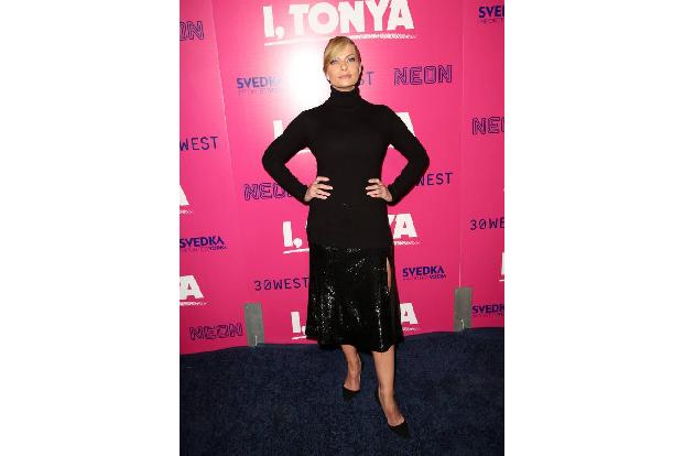 ...war unter anderem aber auch Jaime Pressly anwesend, die ihrerseits eine gewisse Ähnlichkeit mit Margot Robbie hat. Verwec...