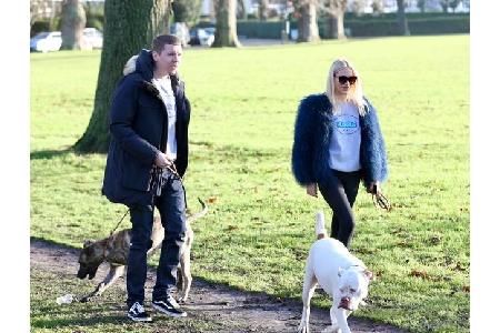 ...Herrchen passen sich optisch anscheinend gerne ihren Hunden an. Zumindest wählen sie den passenden aus wie Professor Gree...