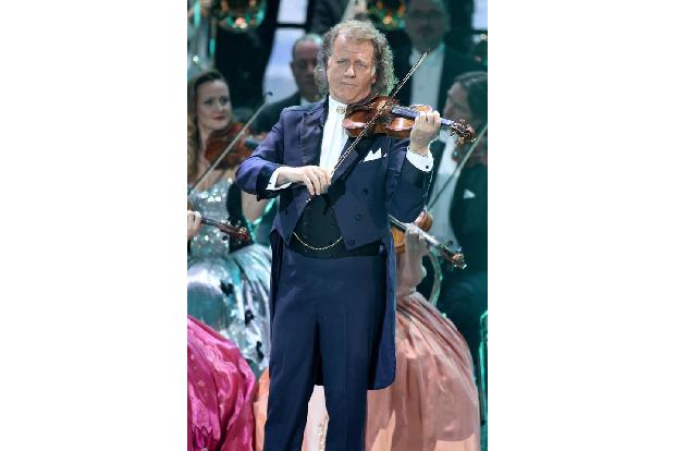 ...entschied sich André Rieu wie immer für seinen Frack. Bei gewissen Dingen sollte man sich eben treu bleiben. Aber was...