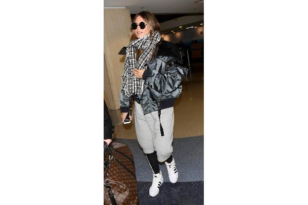 Flying home for Christmas! Heidi Klum zeigte sich am Flughafen von Los Angeles dick eingemummelt auf dem Weg zu ihren Liebst... Flying home for Christmas! Heidi Klum zeigte sich am Flughafen von Los Angeles dick eingemummelt auf dem Weg zu ihren Liebst...
