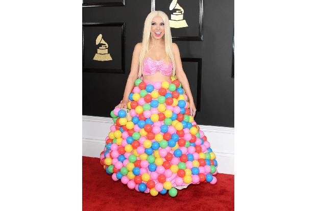 ...Verleihung des wichtigsten Musikpreises der Welt bot allerlei Schauplatz für die gruseligsten Outfits des Jahres. So präs...